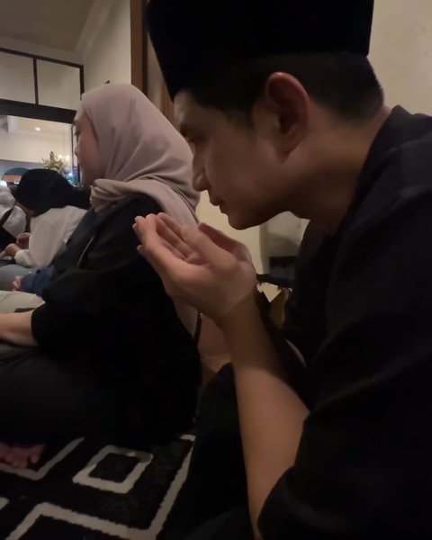 Sederet Potret Chand Kelvin dan istri Pengajian 7 Harian di Rumah Baim Wong, Panjatkan Doa Tulus