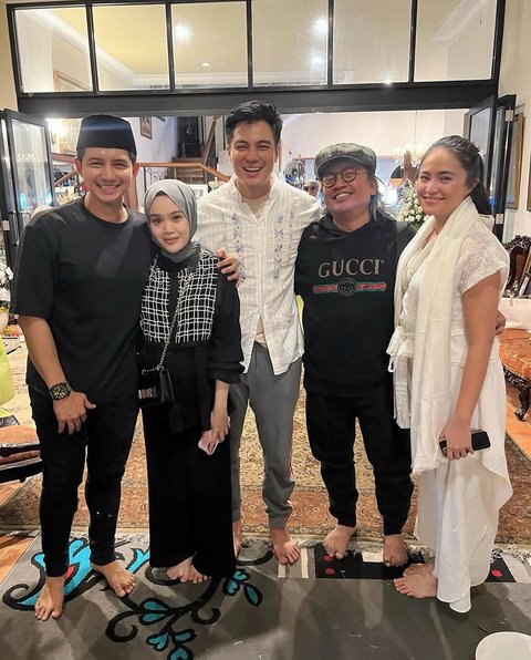 Chand Kelvin dan Istri Hadiri Pengajian Tujuh Hari Meninggalnya Ayah Baim Wong