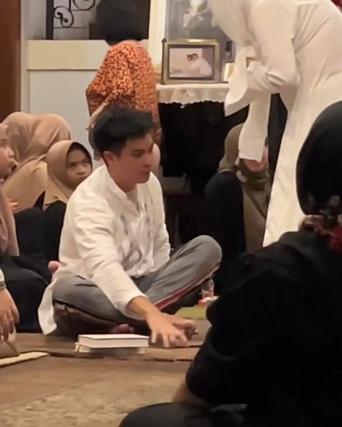 Chand Kelvin dan Istri Hadiri Pengajian Tujuh Hari Meninggalnya Ayah Baim Wong