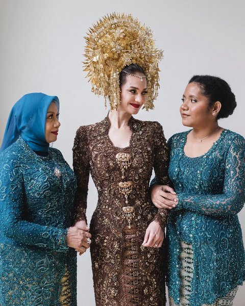 7 Model Kebaya Modern ala Enzy Storia, Inspirasi Bergaya Anggun Memesona