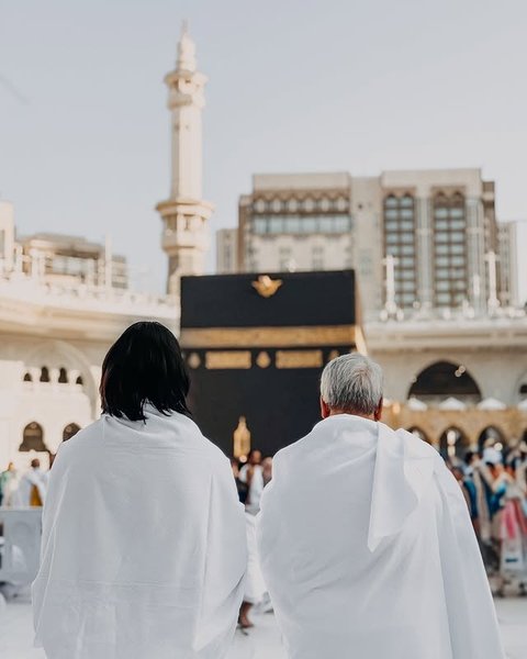 Dikira Non-Muslim, 7 Potret Sean Gelael Jalankan Ibadah Umrah Bersama Keluarga, Tampil dengan Rambut Gondrong