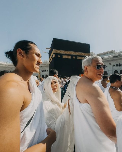 Dikira Non-Muslim, 7 Potret Sean Gelael Jalankan Ibadah Umrah Bersama Keluarga, Tampil dengan Rambut Gondrong