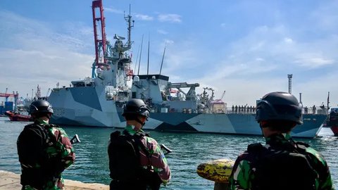 FOTO: Momen Kapal Angkatan Laut Inggris HMS Spey Berlabuh di Jakarta, Siap Perkuat Kerja Sama Militer