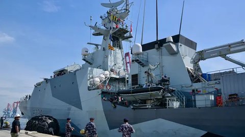 FOTO: Momen Kapal Angkatan Laut Inggris HMS Spey Berlabuh di Jakarta, Siap Perkuat Kerja Sama Militer