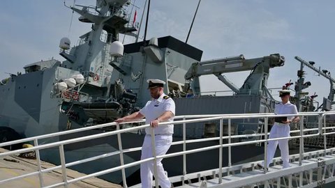 FOTO: Momen Kapal Angkatan Laut Inggris HMS Spey Berlabuh di Jakarta, Siap Perkuat Kerja Sama Militer