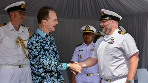 FOTO: Momen Kapal Angkatan Laut Inggris HMS Spey Berlabuh di Jakarta, Siap Perkuat Kerja Sama Militer