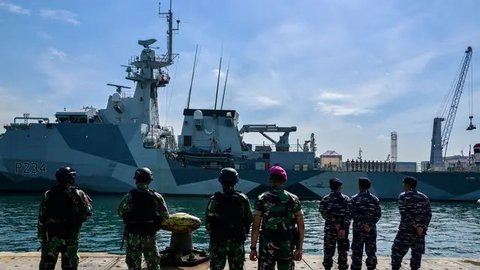 FOTO: Momen Kapal Angkatan Laut Inggris HMS Spey Berlabuh di Jakarta, Siap Perkuat Kerja Sama Militer