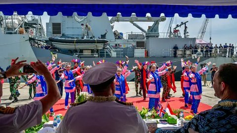 FOTO: Momen Kapal Angkatan Laut Inggris HMS Spey Berlabuh di Jakarta, Siap Perkuat Kerja Sama Militer