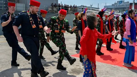 FOTO: Momen Kapal Angkatan Laut Inggris HMS Spey Berlabuh di Jakarta, Siap Perkuat Kerja Sama Militer