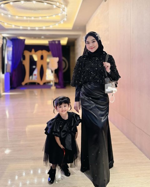 6 Tampilan Ria Ricis dalam Balutan Outfit Serba Hitam, Elegan dan Menawan