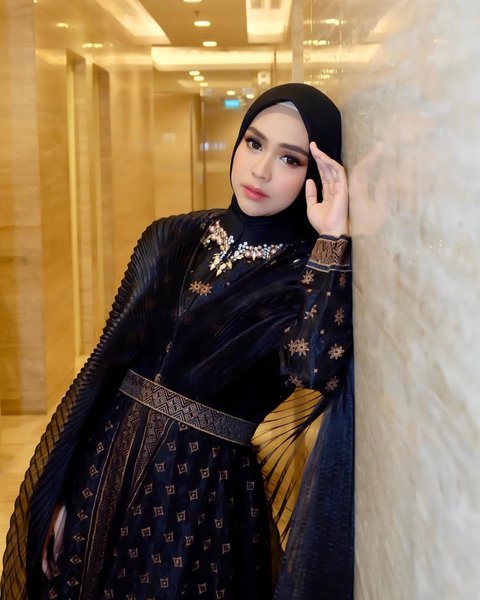 6 Tampilan Ria Ricis dalam Balutan Outfit Serba Hitam, Elegan dan Menawan