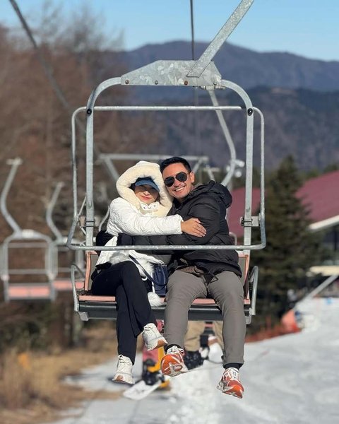 Potret Zumi Zola dan Putri Zulhas Liburan di Jepang, Vibes Honeymoon Super Romantis Buat Netizen Baper