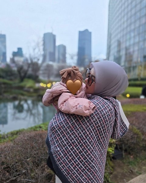 Potret Gemas Baby R Anak Syahrini & Reino Barack Liburan Musim Dingin di Jepang, Modis Sejak Dini Seperti Sang Mama