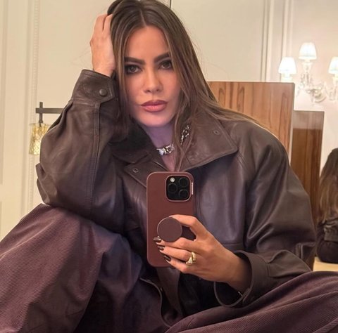 7 Pesona Menawan Sofia Vergara Saat Doyan Foto Selfie, Kini Diisukan Kencan dengan Lewis Hamilton