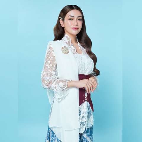 7 Inspirasi Model Kebaya Elegan Ala Celine Evangelista yang Mampu Gabungkan Gaya Klasik dan Modern