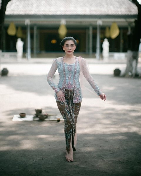 7 Inspirasi Model Kebaya Elegan Ala Celine Evangelista yang Mampu Gabungkan Gaya Klasik dan Modern