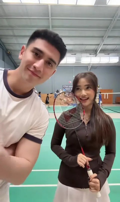 7 Potret Kedekatan Verrell Bramasta dan Fuji, dari Keliling DPR hingga Main Badminton Bareng, Senyum Keduanya Bikin Netizen Baper