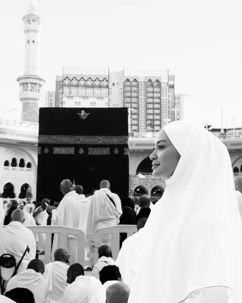 Potret Manis Hana Malasan saat Umrah Bareng Keluarga Sean Gelael Gaya Hijabnya Bikin Pangling