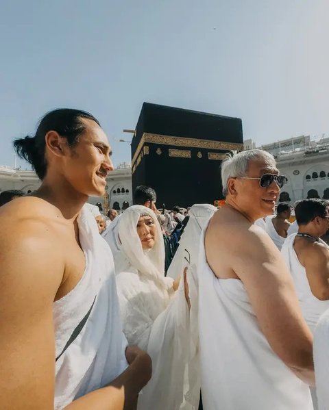 Potret Manis Hana Malasan saat Umrah Bareng Keluarga Sean Gelael Gaya Hijabnya Bikin Pangling