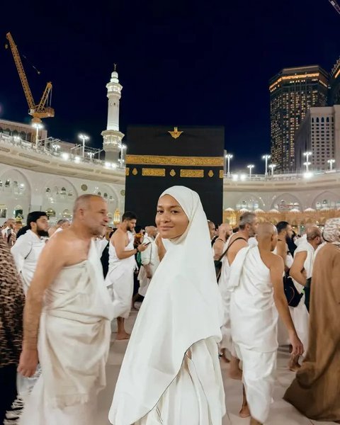 Potret Manis Hana Malasan saat Umrah Bareng Keluarga Sean Gelael Gaya Hijabnya Bikin Pangling