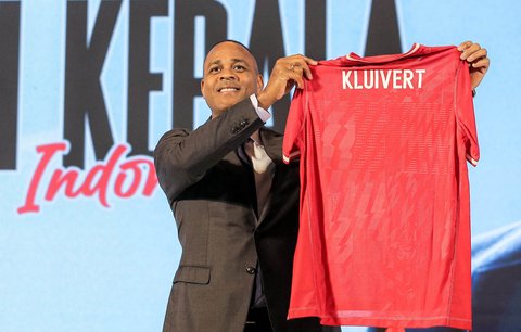 Foto: Berkopiah, Patrick Kluivert  Resmi Menjadi Pelatih Timnas Indonesia