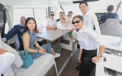 Foto: Raffi Ahmad dan Wamen Ni Luh Puspa Mencoba Kapal Yacht  Salaya