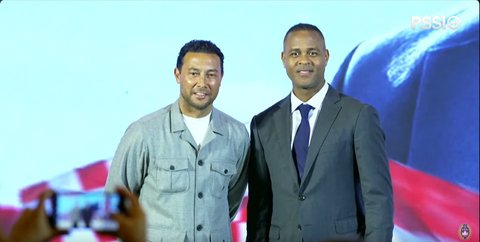 Momen Semringah Pelatih Timnas Kluivert, Turun Pangggung Gandeng Asisten Denny Landzaat