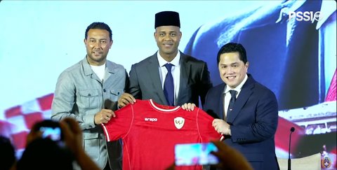 Momen Semringah Pelatih Timnas Kluivert, Turun Pangggung Gandeng Asisten Denny Landzaat