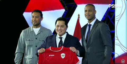 Senyum Semringah Erick Thohir Diapit Dua Legenda Timnas Belanda