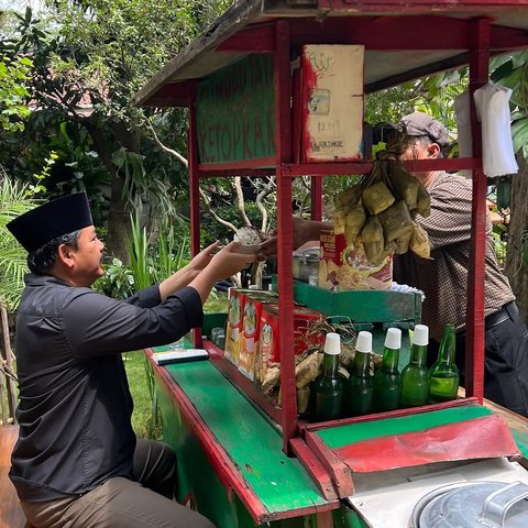 Momen Eks Panglima TNI Didatangi Gerobak Merah, Langsung Duduk Pesan Makanan Menunya Sederhana