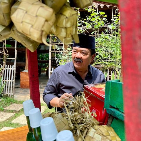 Momen Eks Panglima TNI Didatangi Gerobak Merah, Langsung Duduk Pesan Makanan Menunya Sederhana