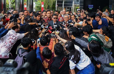 FOTO: Penuhi Panggilan KPK, Hasto Tersenyum Bawa Rombongan Pengacara Naik Bus