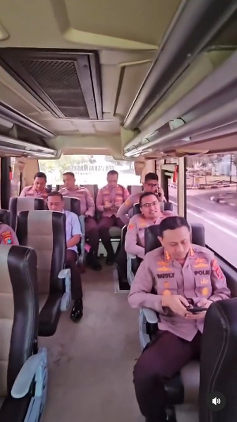 Pengecekan & Pembubaran Geng motor, Jenderal Bintang Dua Nyetir Bus Sendiri Anak Buah Duduk Santai di Belakang