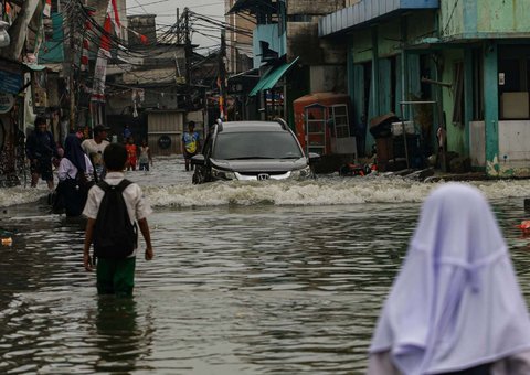 FOTO: Banjir Rob Kembali Rendam Jakarta Utara, Ketinggian Air Capai 80 Cm