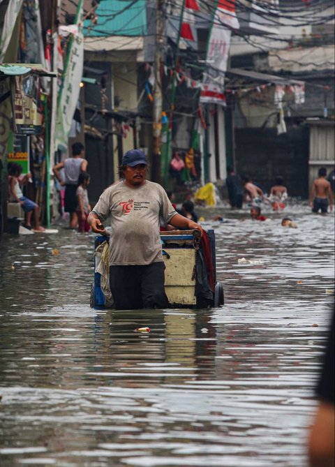 FOTO: Banjir Rob Kembali Rendam Jakarta Utara, Ketinggian Air Capai 80 Cm