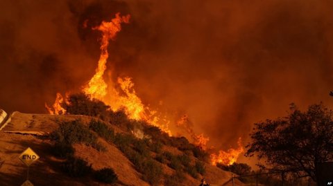 Angin Kencang Bakal Bikin Kebakaran Los Angeles Makin Dahsyat, Sisa-Sisa Jasad Manusia Setiap Hari Ditemukan