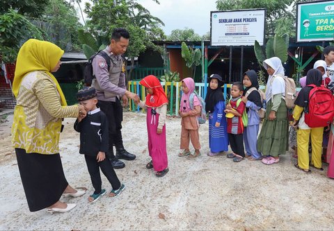 FOTO: Sosok Aiptu Agus Riyanto, Polisi Inspiratif Dirikan Sekolah Gratis untuk Anak-Anak Pemulung di Sudut Jakarta