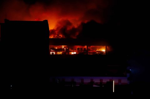 FOTO: Dahsyatnya Kebakaran Glodok Plaza yang Bersumber dari Diskotek, Api Membara 10 Jam Lebih