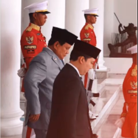 Momen Ajudan Rizky Irmansyah Gercep Pasang Badan usai Lihat Presiden Prabowo Subianto Turuni Anak Tangga, Disebut Rebutan sama Seskab