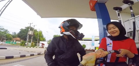 Saat Isi Bensin Tak Sengaja Jumpa Mantan Pacar, Pria Ini Syok Sampai Motornya Mogok