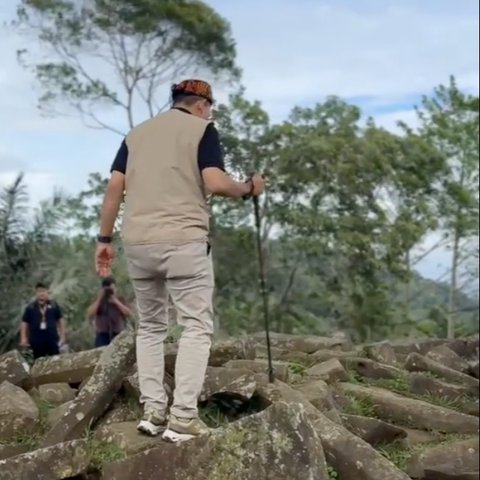 Menbud Fadli Zon Kunjungi Situs Gunung Padang di Cianjur, Gayanya Nyentrik Ala Pendaki Kekinian