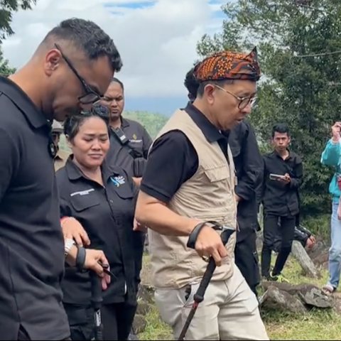 Menbud Fadli Zon Kunjungi Situs Gunung Padang di Cianjur, Gayanya Nyentrik Ala Pendaki Kekinian