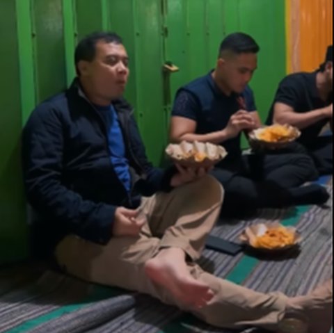 Pensiunan Jenderal Bintang Tiga Polri Awali Tahun Baru Makan di Pinggir Jalan, Lesehan Menunya Sederhana