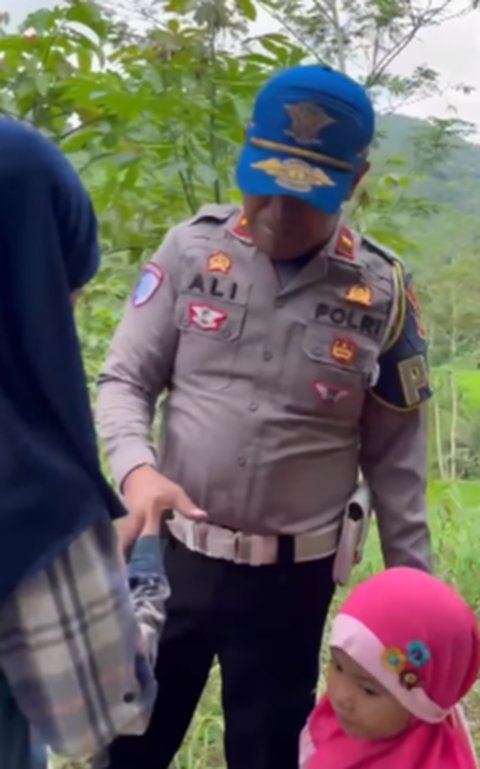 Kisah Empat Kakak Beradik Ditinggal Ibu Tanpa Pamit Bikin Perwira Polisi Beraksi, Datangi Rumah di Atas Gunung