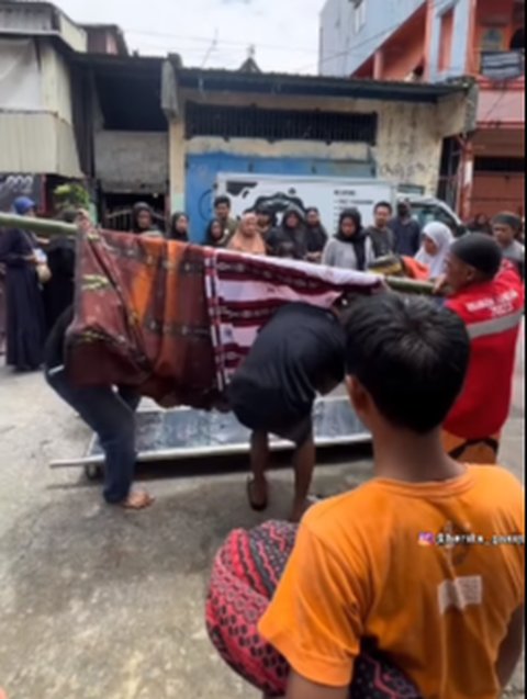 Perjuangan Warga Gotong Jenazah di Gang Sempit Ini Bikin Warganet Tersentuh, Banjir Doa Baik