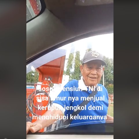 Lebih Tua dari Prabowo, Pensiunan TNI ini Jadi Pedagang Asongan Kerupuk Jengkol di Pinggir Jalan Demi Kebutuhan Hidup