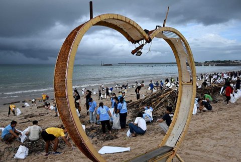 FOTO: Aksi Bersama Membersihkan Sampah di Pantai Kedonganan Bali