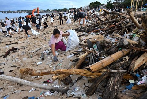 FOTO: Aksi Bersama Membersihkan Sampah di Pantai Kedonganan Bali