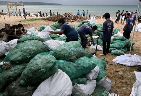 FOTO: Aksi Bersama Membersihkan Sampah di Pantai Kedonganan Bali