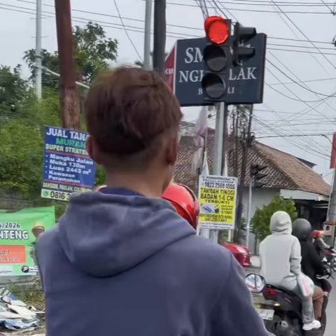 Tak Pakai Helm di Lampu Merah, Pemotor Ini Kaget Tiba-tiba Ada Polisi, Endingnya Malah Untung